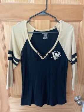 Women’s Reebok size Medium Pittsburgh Penguins 3/4 sleeve shirt